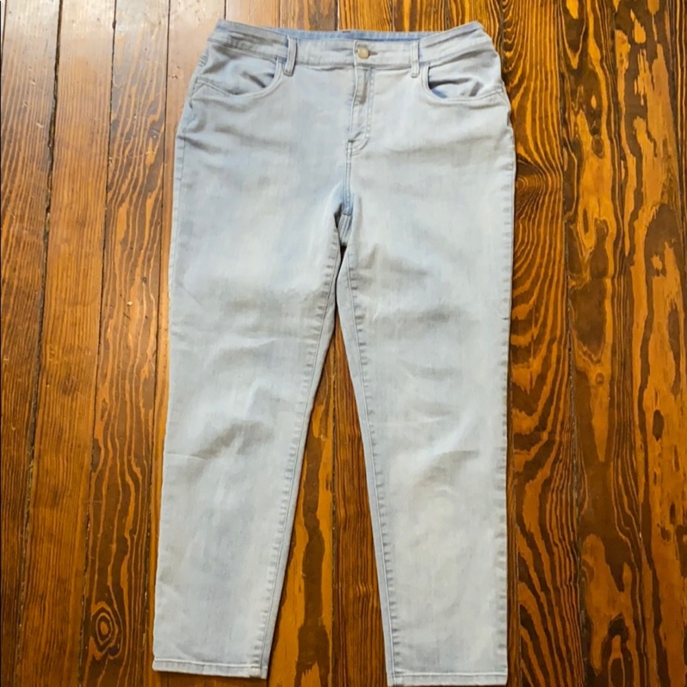 Size 1.5 light wash ankle Chico jeans